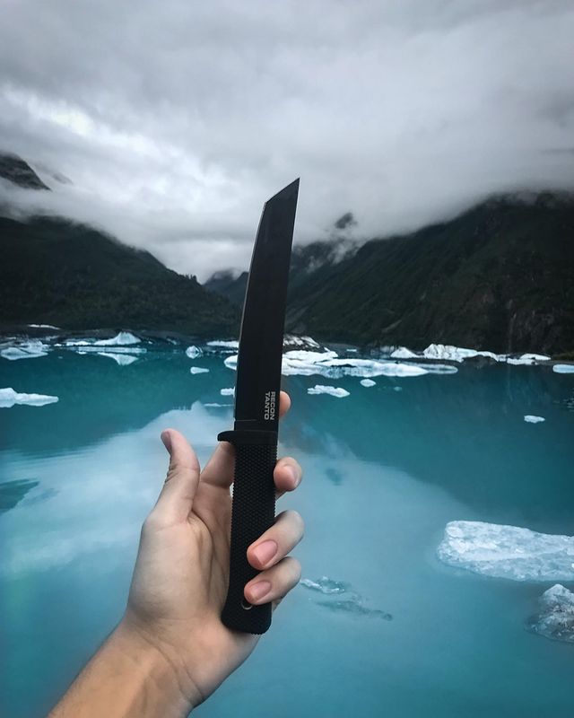 Überlebens- und Outdoor-Messer